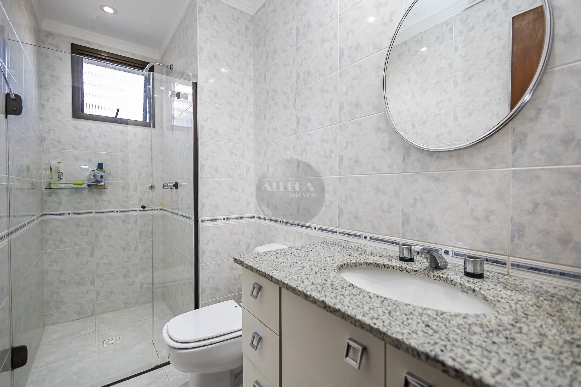 Apartamento com 4 quartos e piso de madeira na sala — photo 37