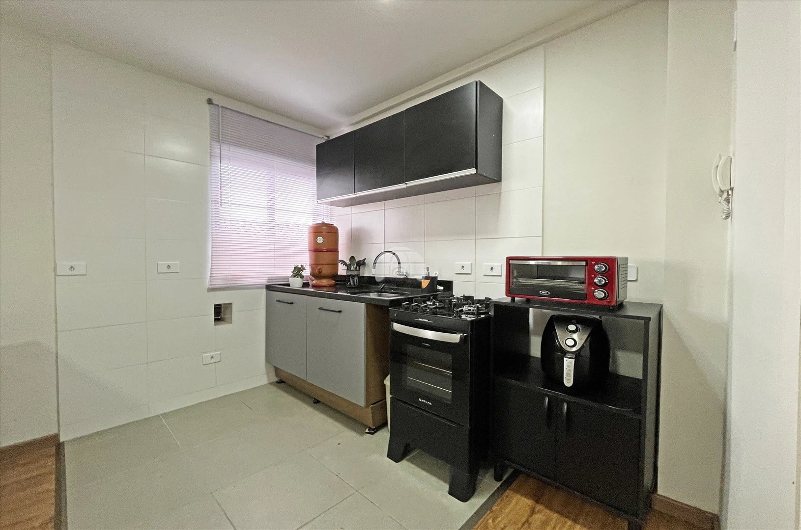 Departamento de 1 dormitorio con piso de madera o laminado — photo 2