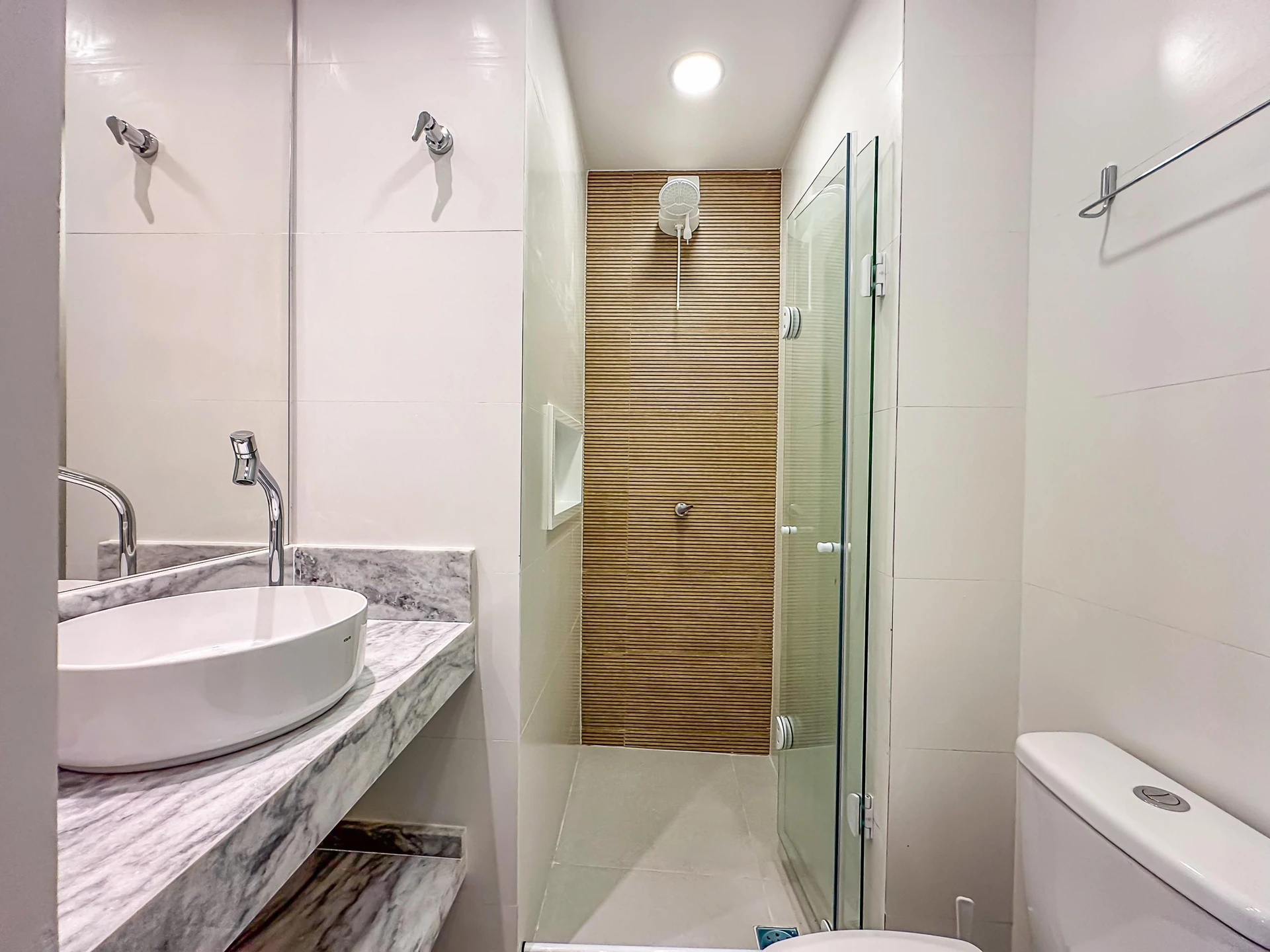 Furnished 1-bedroom apartment with an open-plan kitchen — photo 19