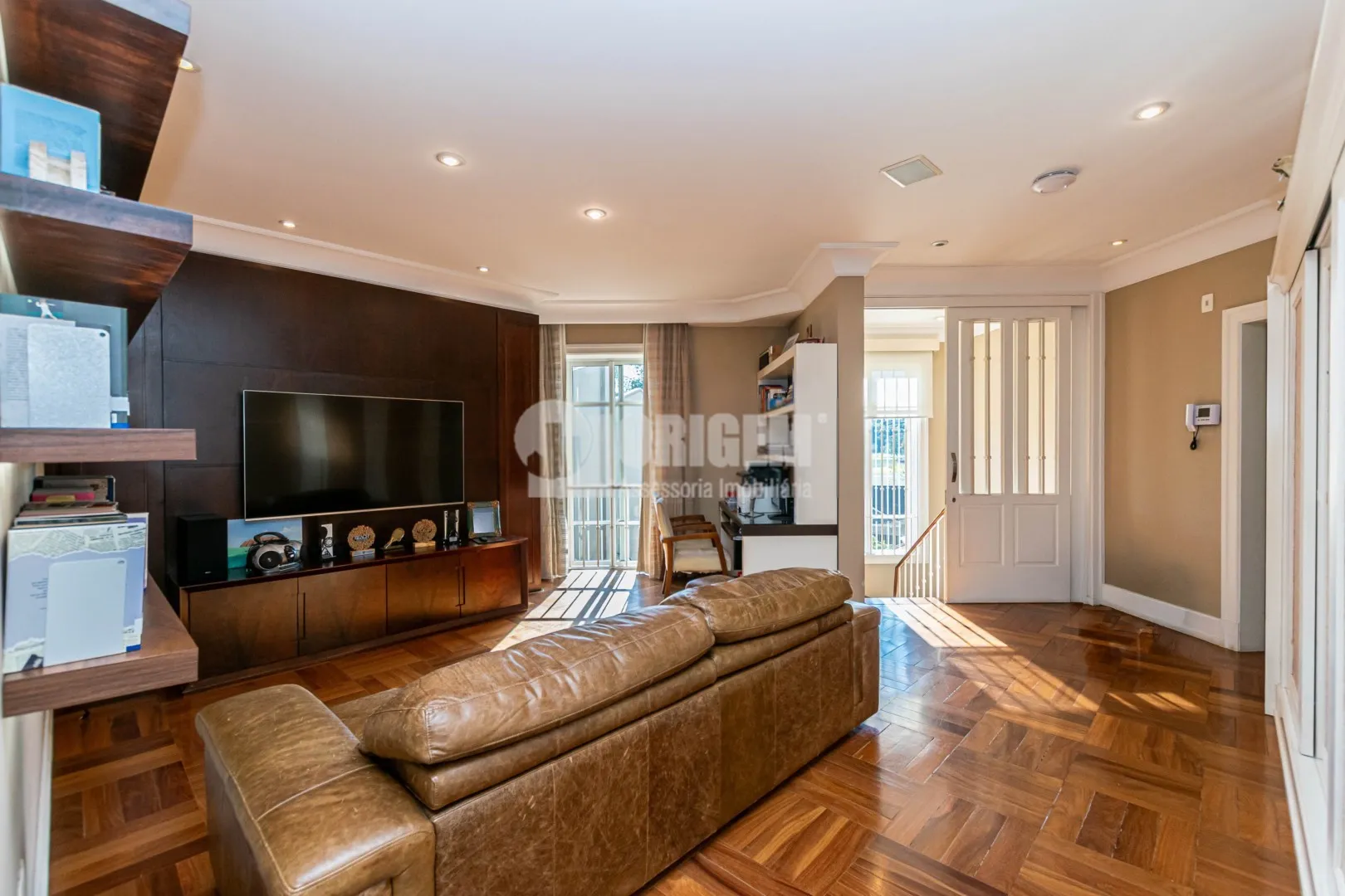 589 m² house with a bathtub and a water view — photo 44