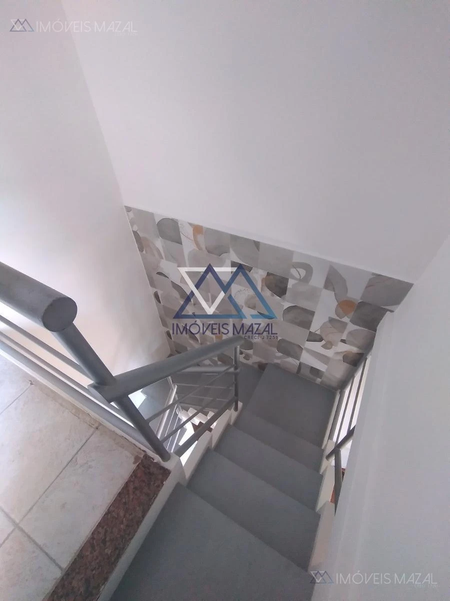 Glass-enclosed balcony in a one-bedroom apartment, 102 m² — photo 44