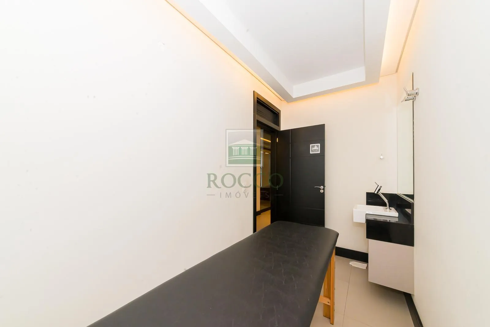 Furnished 1-bedroom apartment with an open kitchen — photo 39