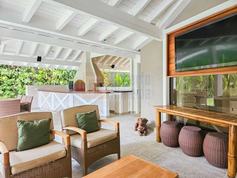 832 m² house with 6 bedrooms and an open-plan kitchen — photo 2