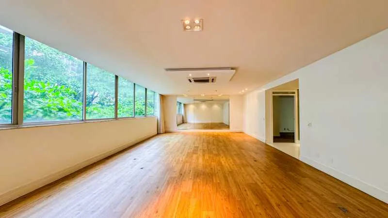 Floor-to-ceiling windows in a 4-bedroom apartment, 266 m² — photo 19