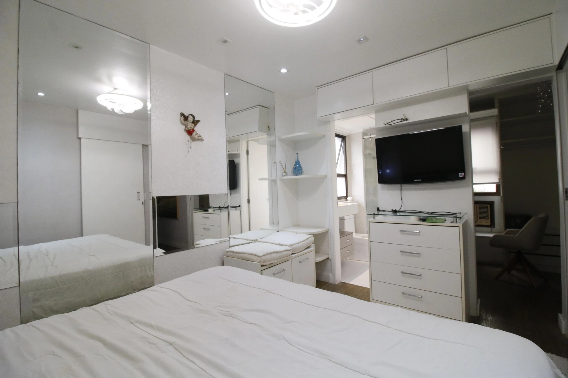Walk-in closet in a 2-bedroom apartment, 90 m² — photo 5