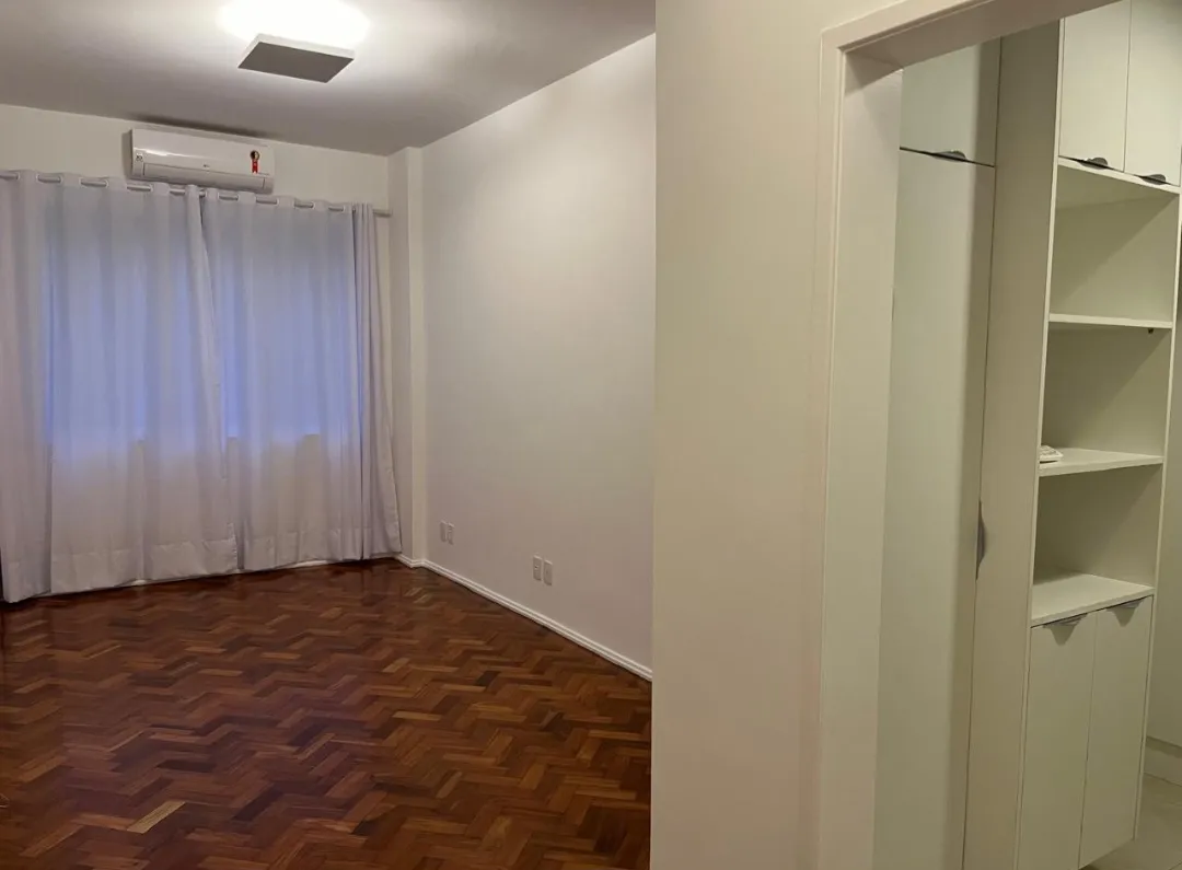 Wood or laminate floors in a one-bedroom apartment, 45 m² — photo 4
