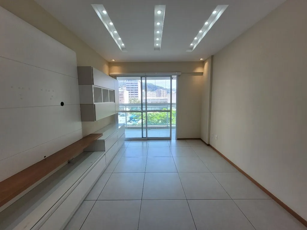 Glass-enclosed balcony in a 3-bedroom apartment, 108 m² — photo 5