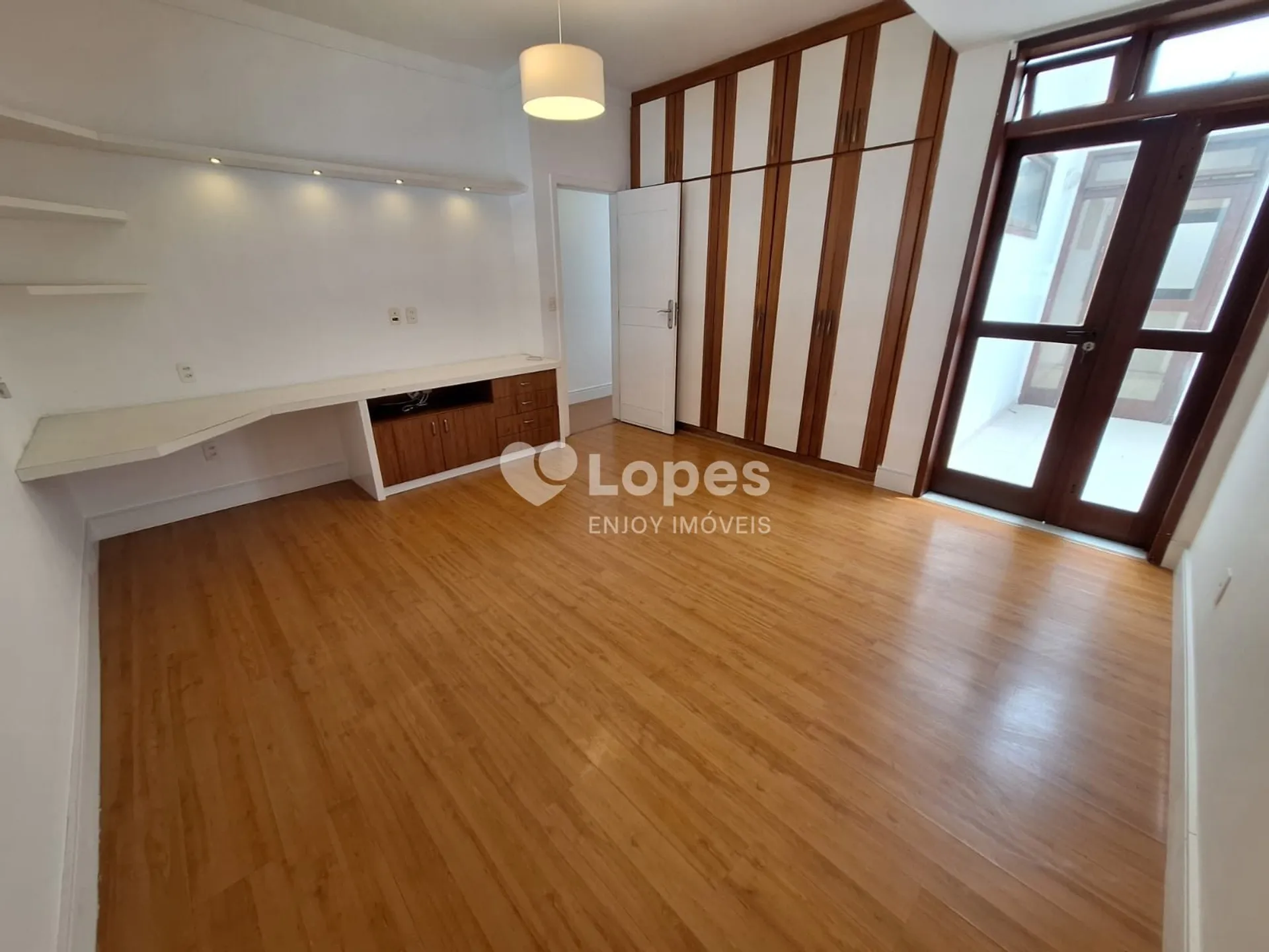 5-bedroom apartment in a building with a gym — photo 9