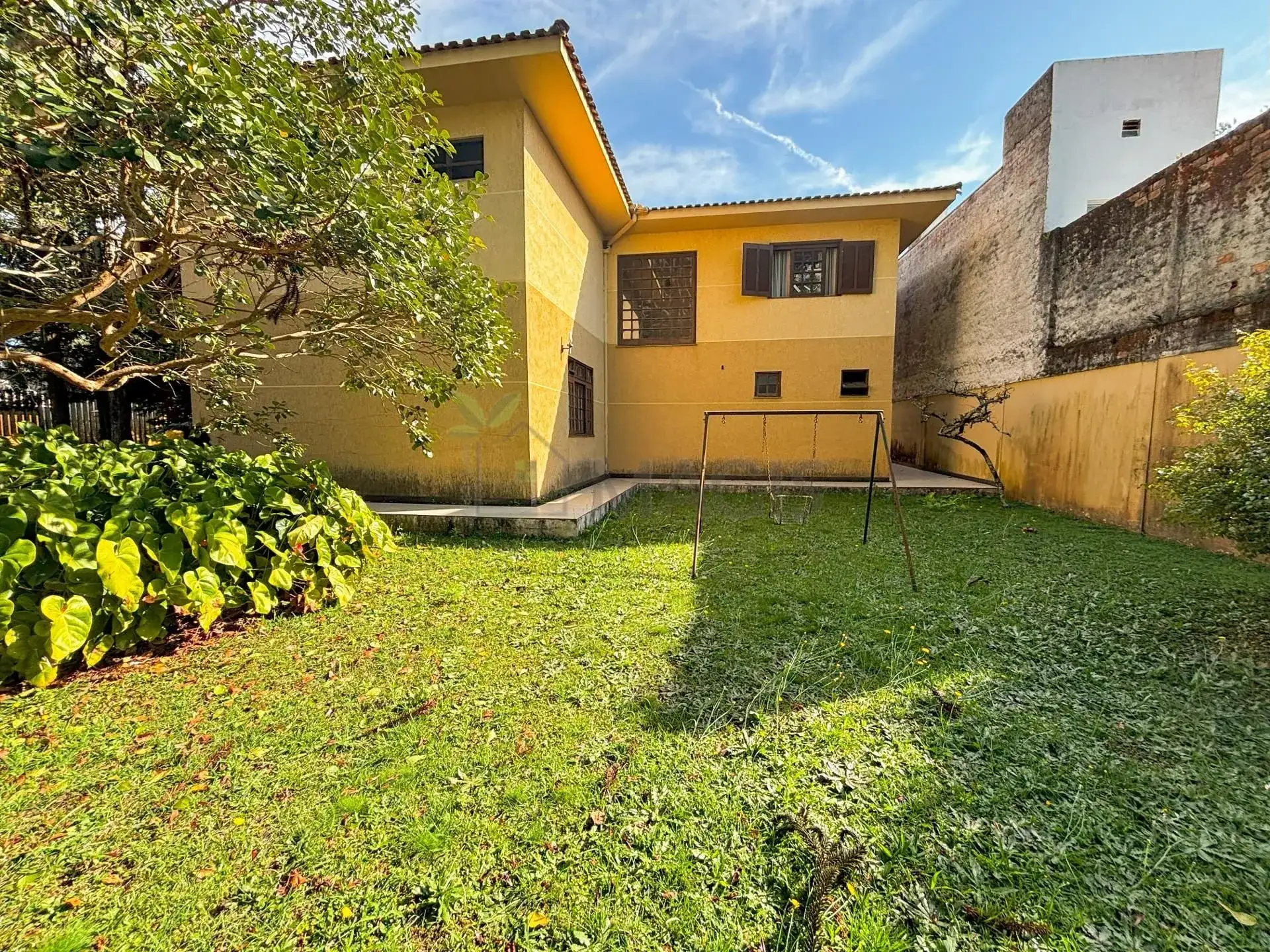 House with 5 bedrooms and 13 parking spaces across 2 floors — photo 2