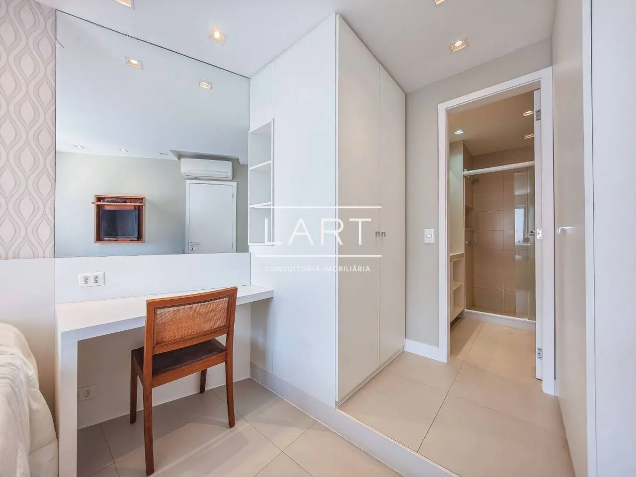 Furnished 1-bedroom apartment with 2 bathrooms — photo 15