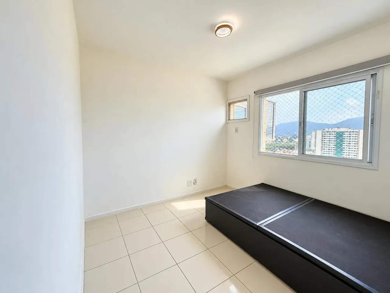 2-bedroom apartment with a mountain view — photo 8