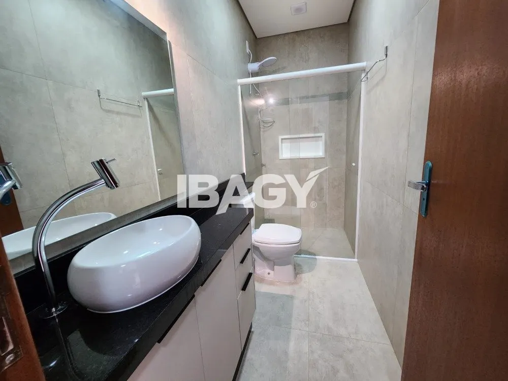 House with 3 bedrooms and an open-plan gas kitchen — photo 12