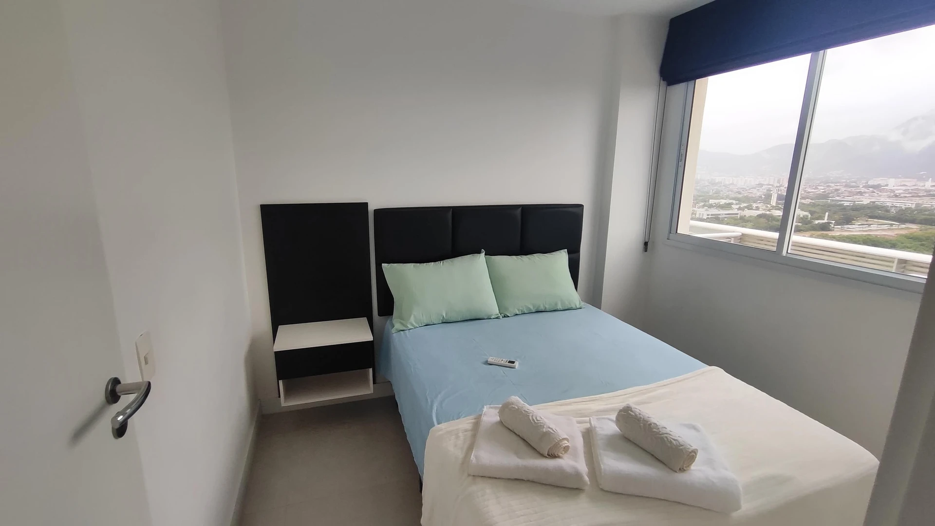 3-bedroom apartment with a glass-enclosed balcony — photo 28
