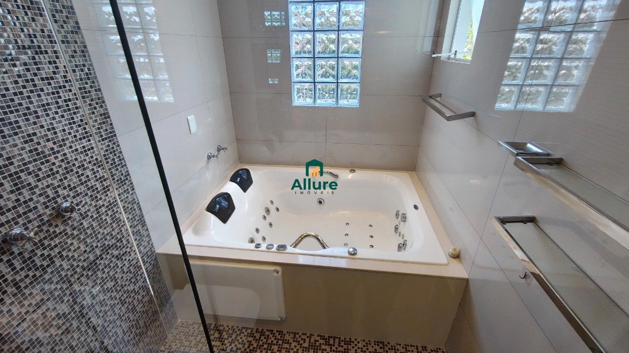 Bathtub in a 3-bedroom house, 181 m² — photo 15