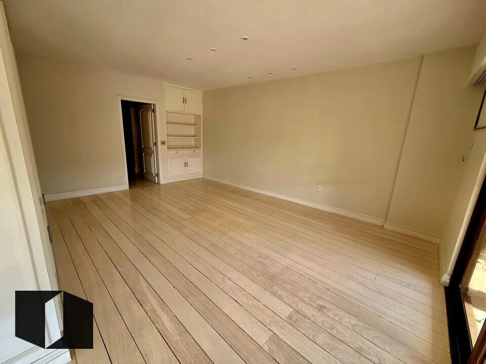 250 m² apartment with 4 bedrooms and 2 parking spaces — photo 24