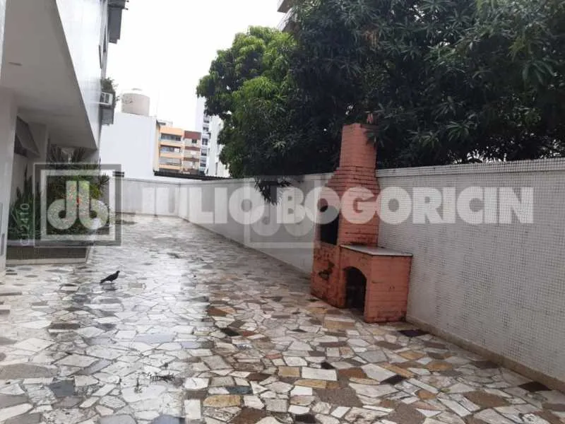 3-bedroom apartment with a mountain view in Rio de Janeiro — photo 20