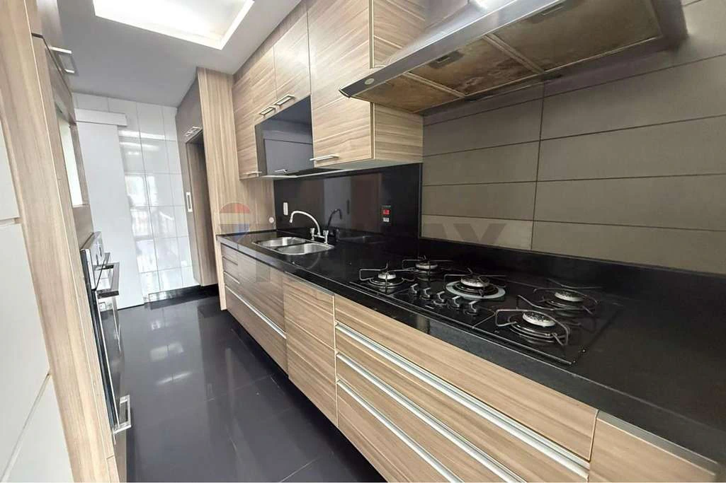 Furnished 246 m² apartment with 4 bedrooms and balcony — photo 22