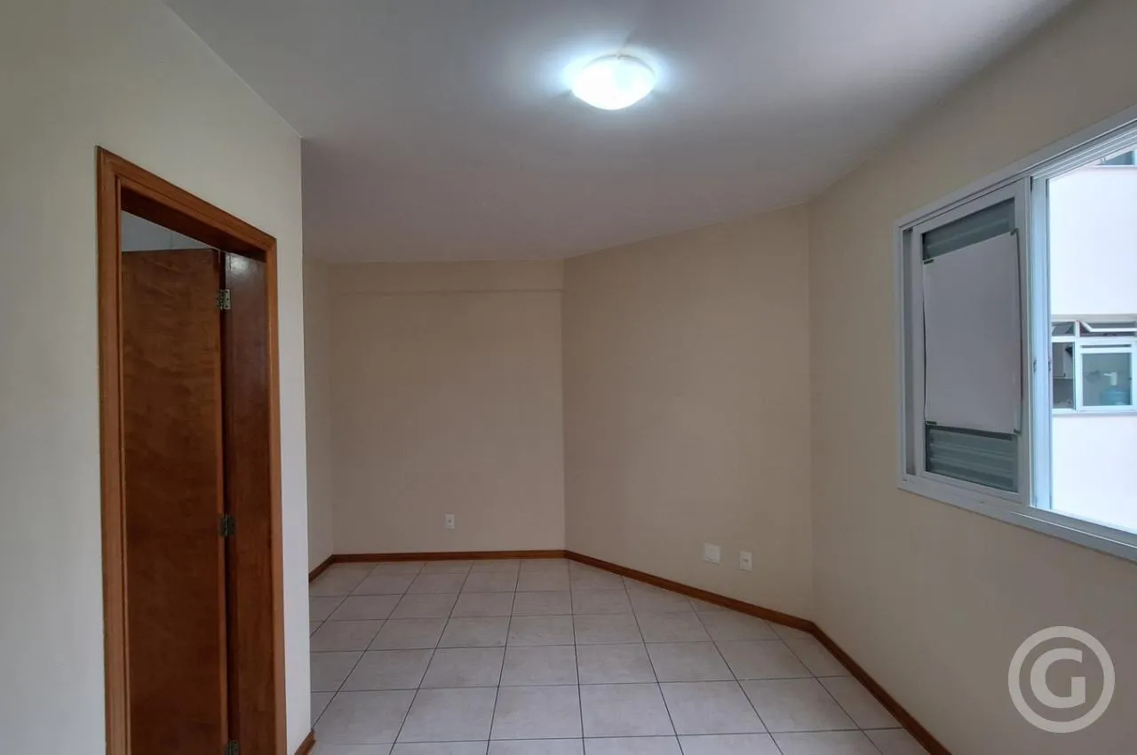 4-bedroom apartment with an enclosed balcony grill — photo 13