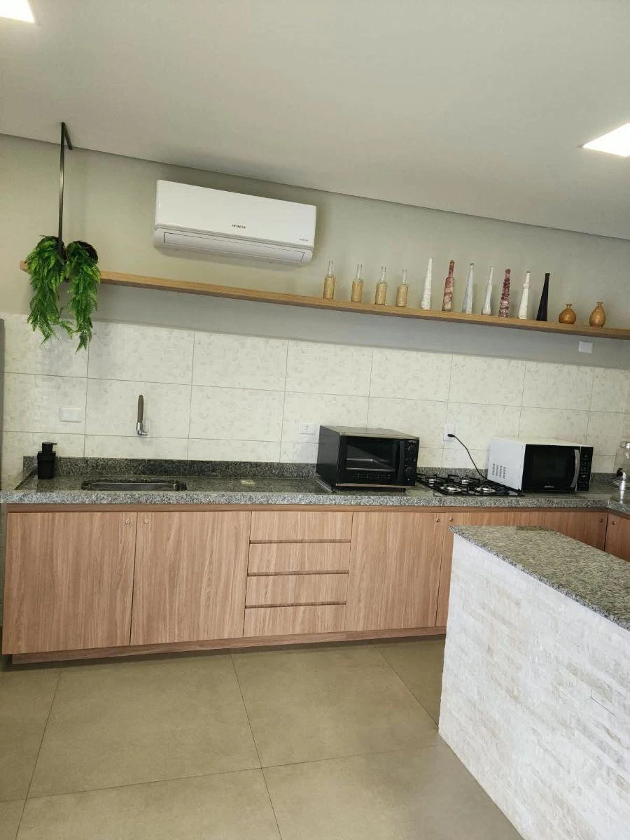Wood or laminate floors in a 3-bedroom apartment, 100 m² — photo 2