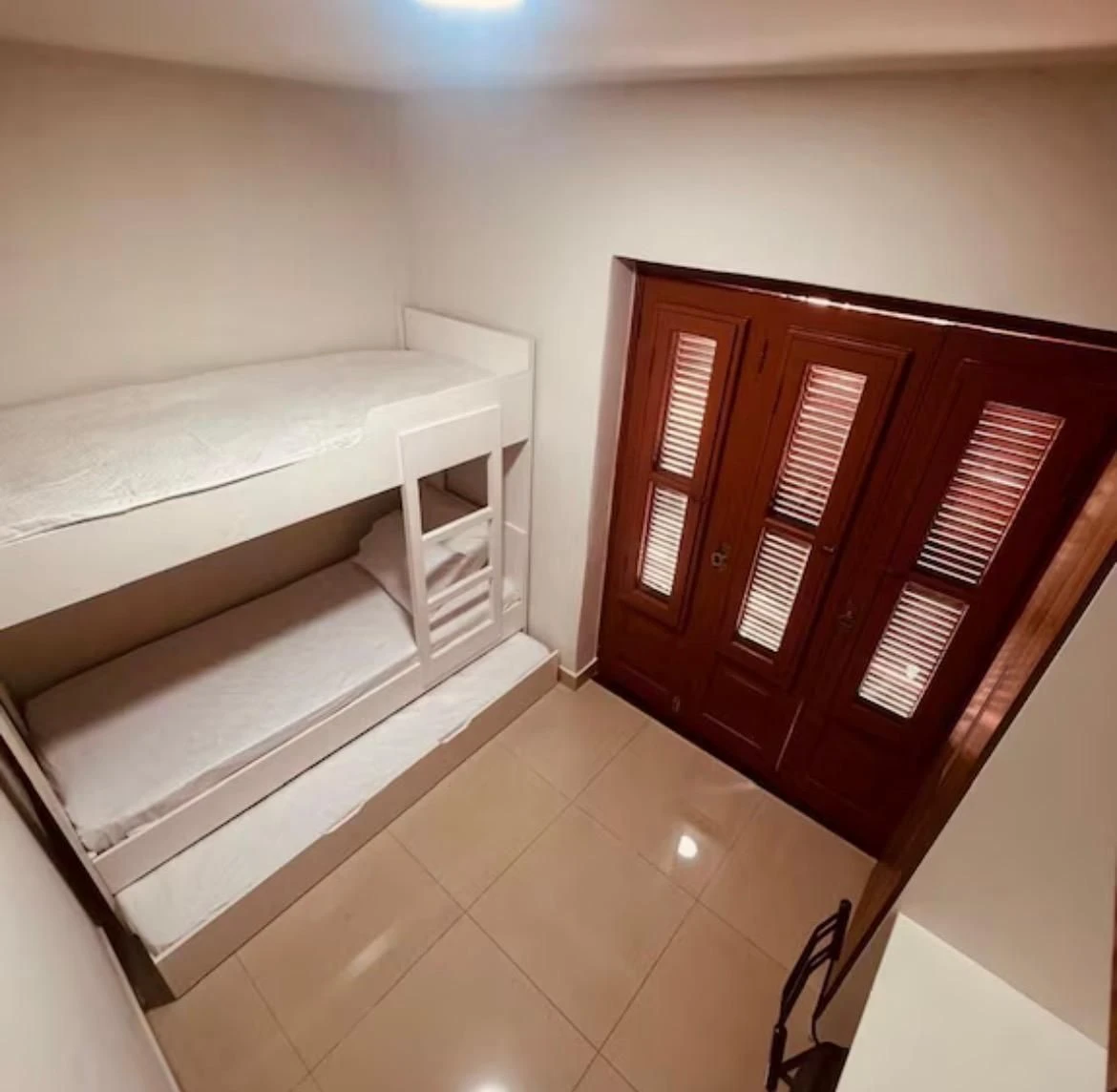Furnished 2-bedroom apartment with open-plan kitchen — photo 8