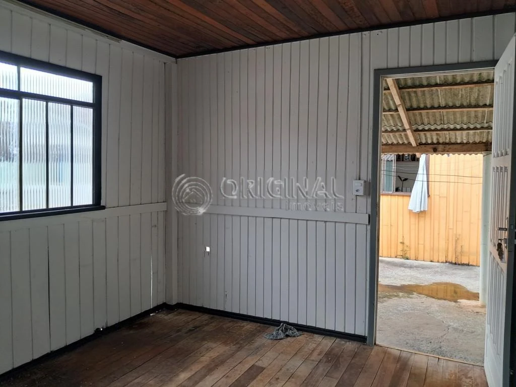 Casa de 2 dormitorios con piso de madera o laminado