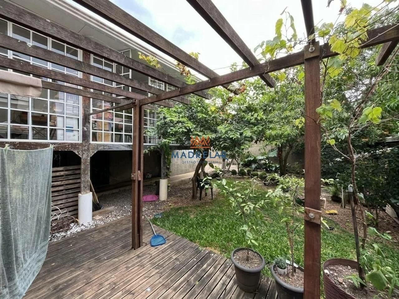 5-bedroom house with a glass-enclosed balcony — photo 11
