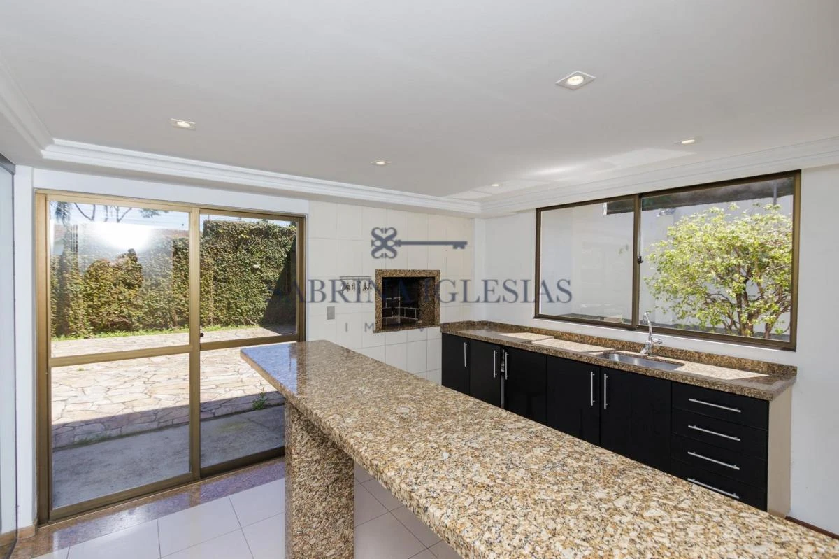 4-bedroom house with a grill on the balcony in Curitiba — photo 27