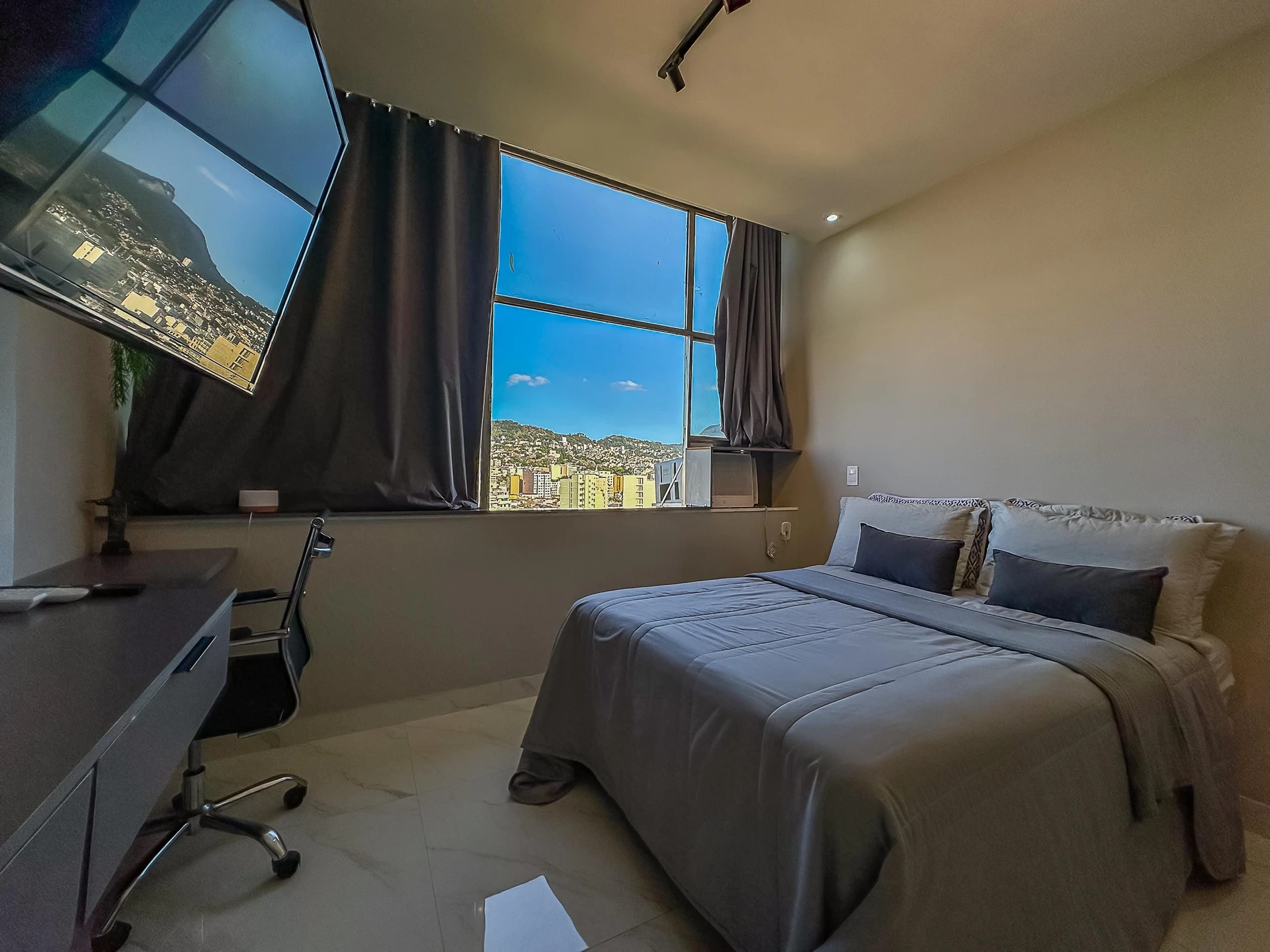 Furnished studio with 1 bedroom and 1 bathroom — photo 17