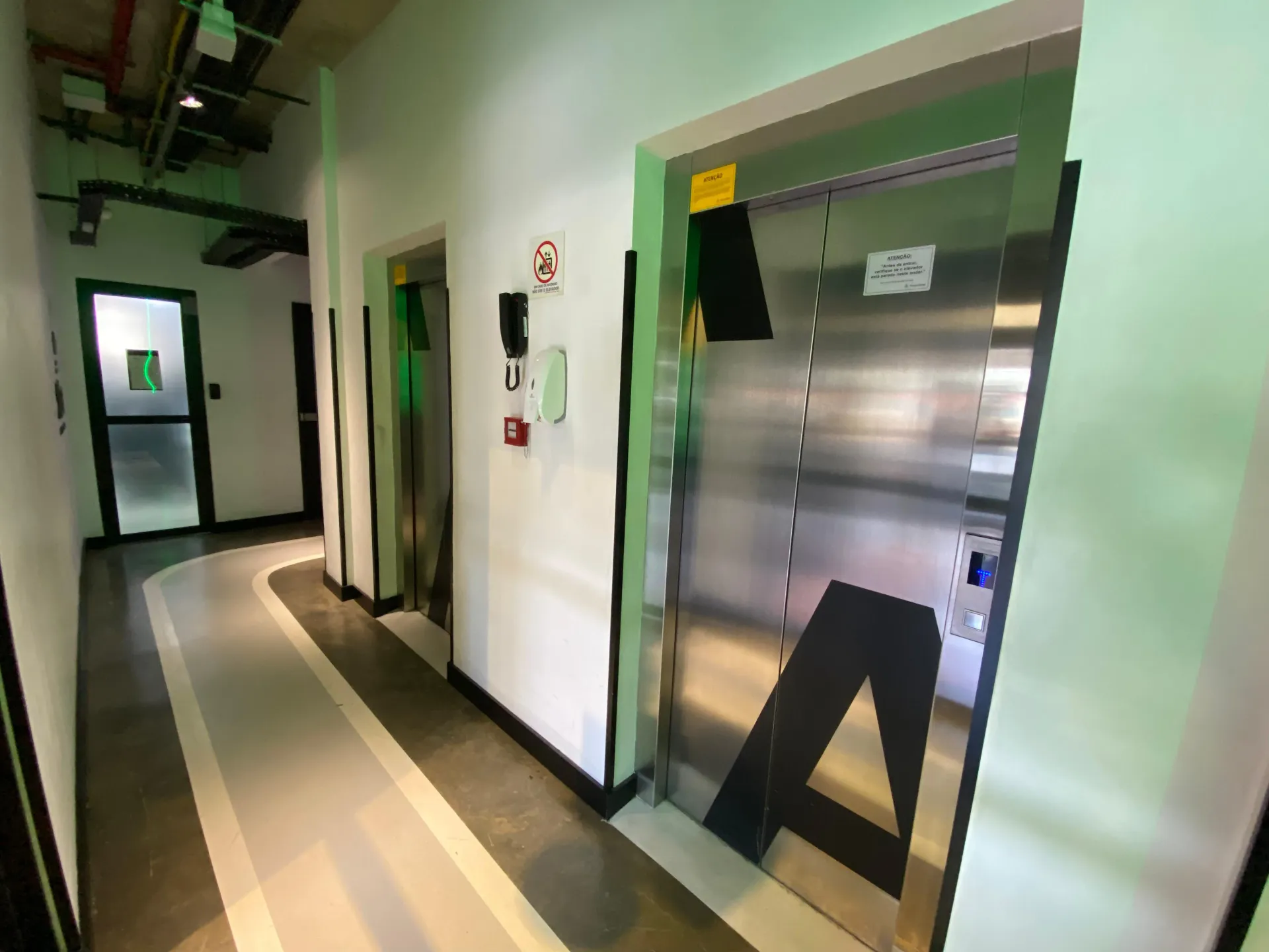Studio in a building with a coworking space — photo 15
