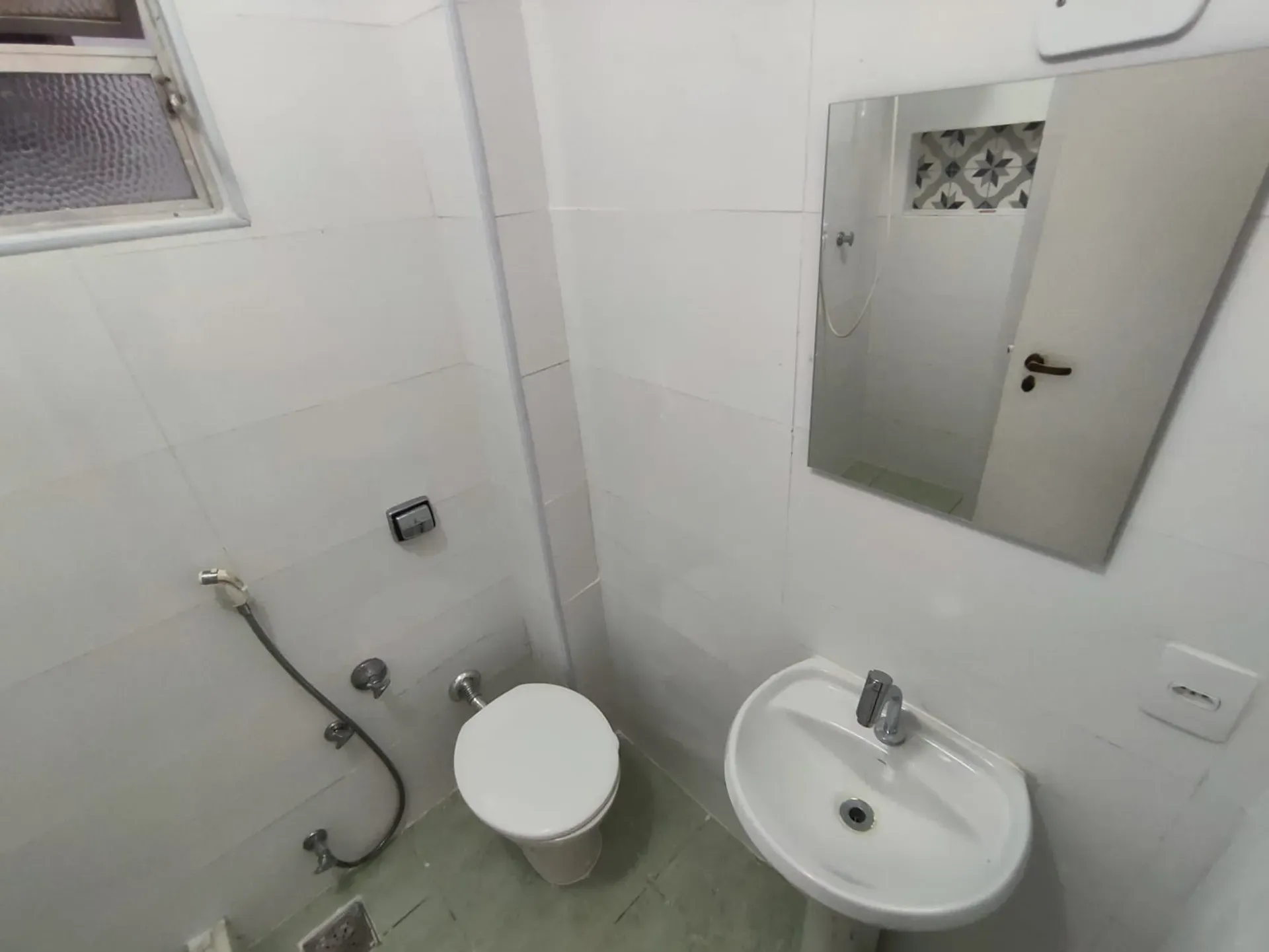 Studio com piso de madeira ou laminado, Centro — photo 17
