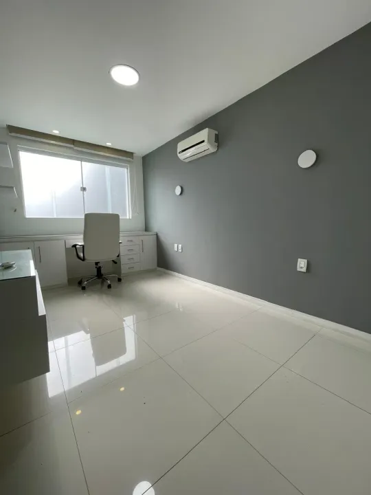 House with 5 bedrooms, 5 baths and 300 m² — photo 5