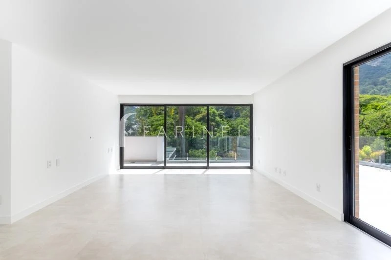 House with 5 bedrooms and open-plan kitchen — photo 48
