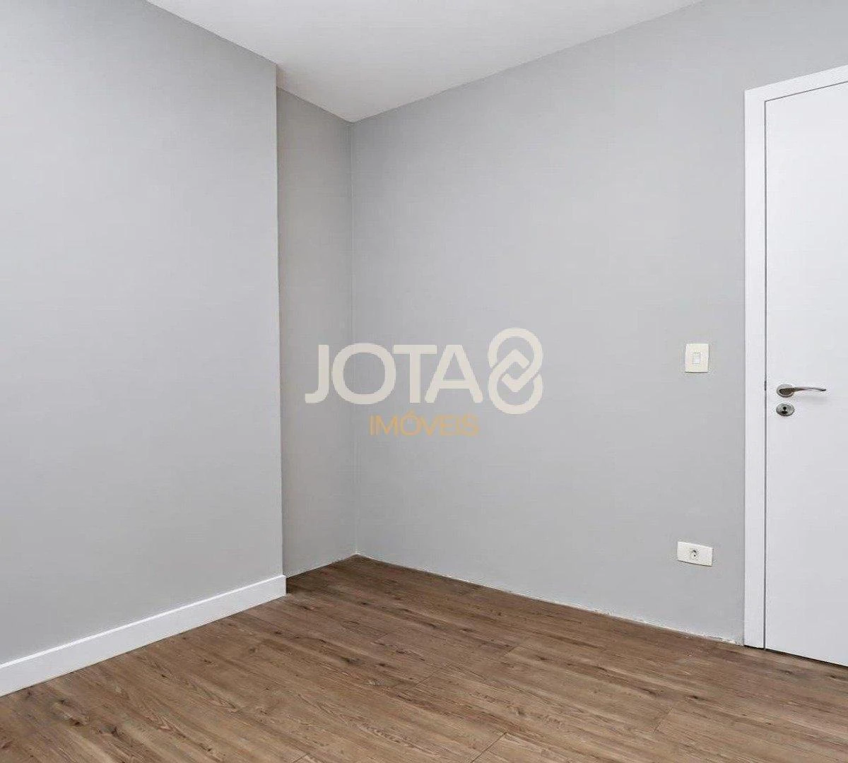 2-bedroom apartment in a building with a gym — photo 31