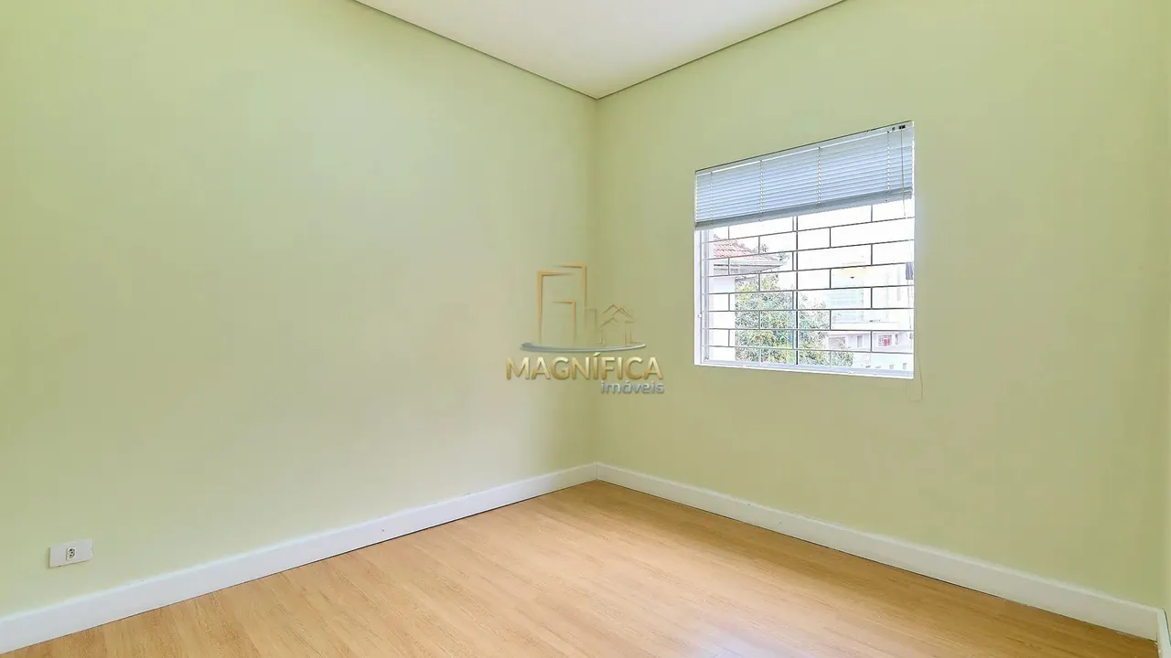 House with 5 bedrooms and 3 bathrooms, plus 2 parking — photo 2