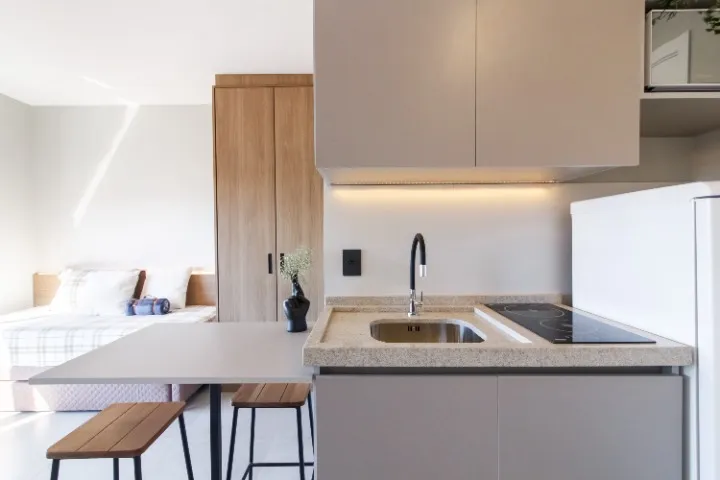 Studio mobiliado com cozinha integrada e banheiro com box — photo 2