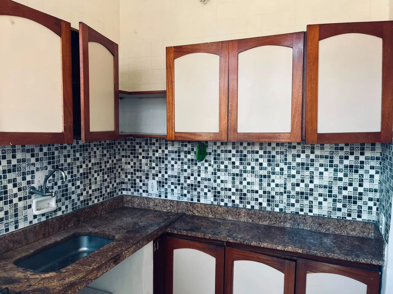 Unfurnished 2-bedroom apartment with a gas kitchen — photo 6