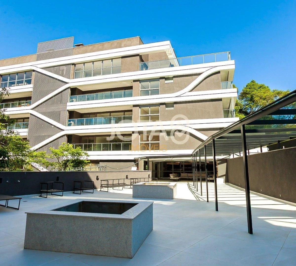 Balcony with a grill in a 3-bedroom apartment, 143 m² — photo 3