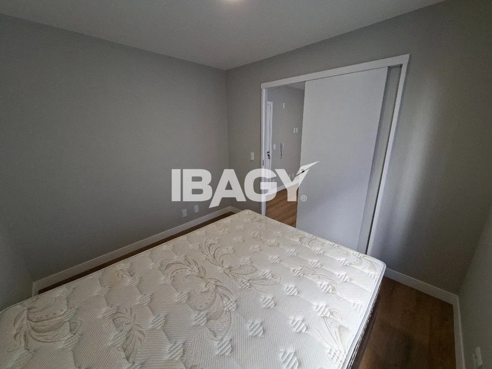 One-bedroom apartment with wood or laminate floors — photo 5
