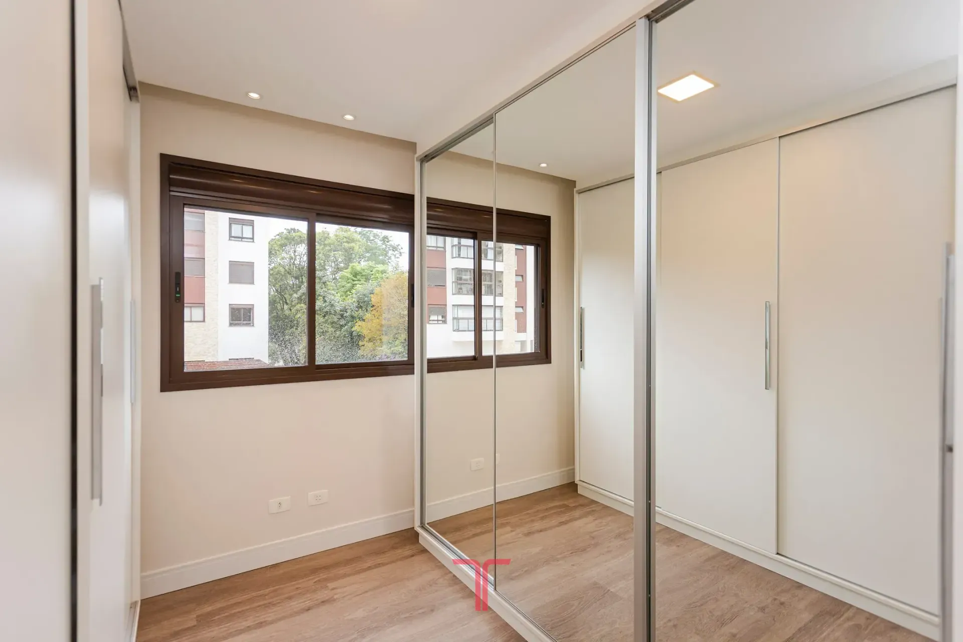 3-bedroom apartment in a building with a pool — photo 36