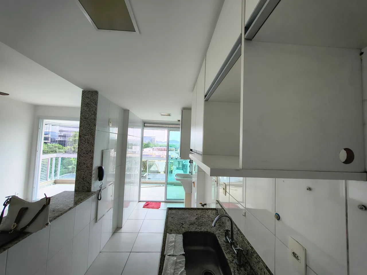 2-bedroom apartment in a building with a gym — photo 16