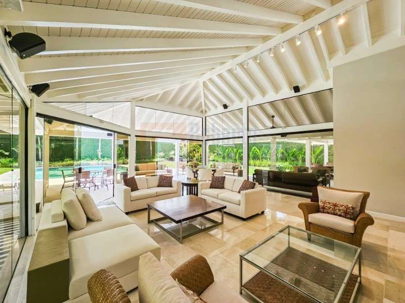 832 m² house with 6 bedrooms and an open-plan kitchen — photo 21