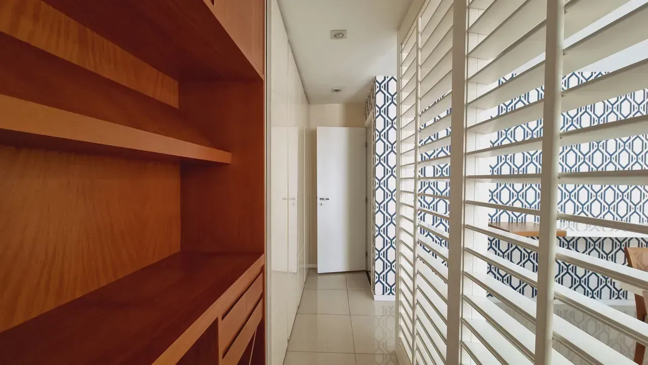 Apartment with open-plan kitchen and 4 bedrooms — photo 19