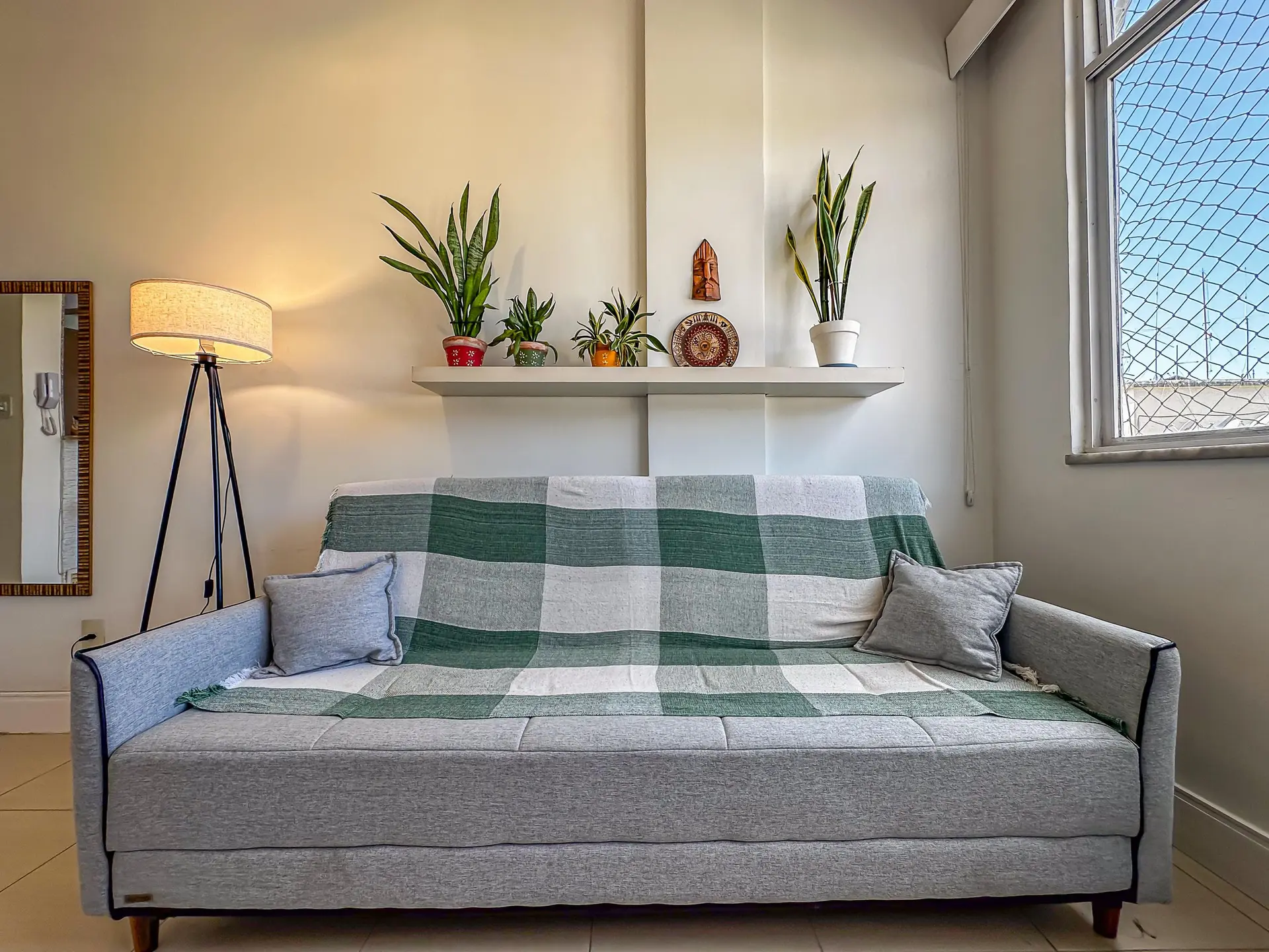 Furnished 1-bedroom apartment with an open kitchen — photo 28