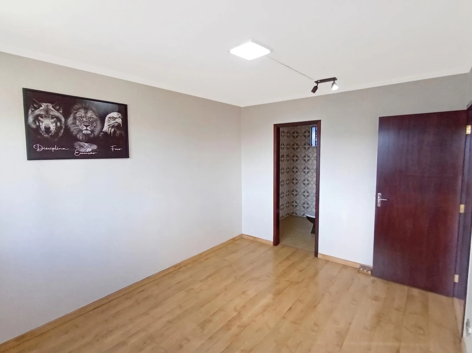 3-bedroom house with 2 parking spaces and separate kitchen
