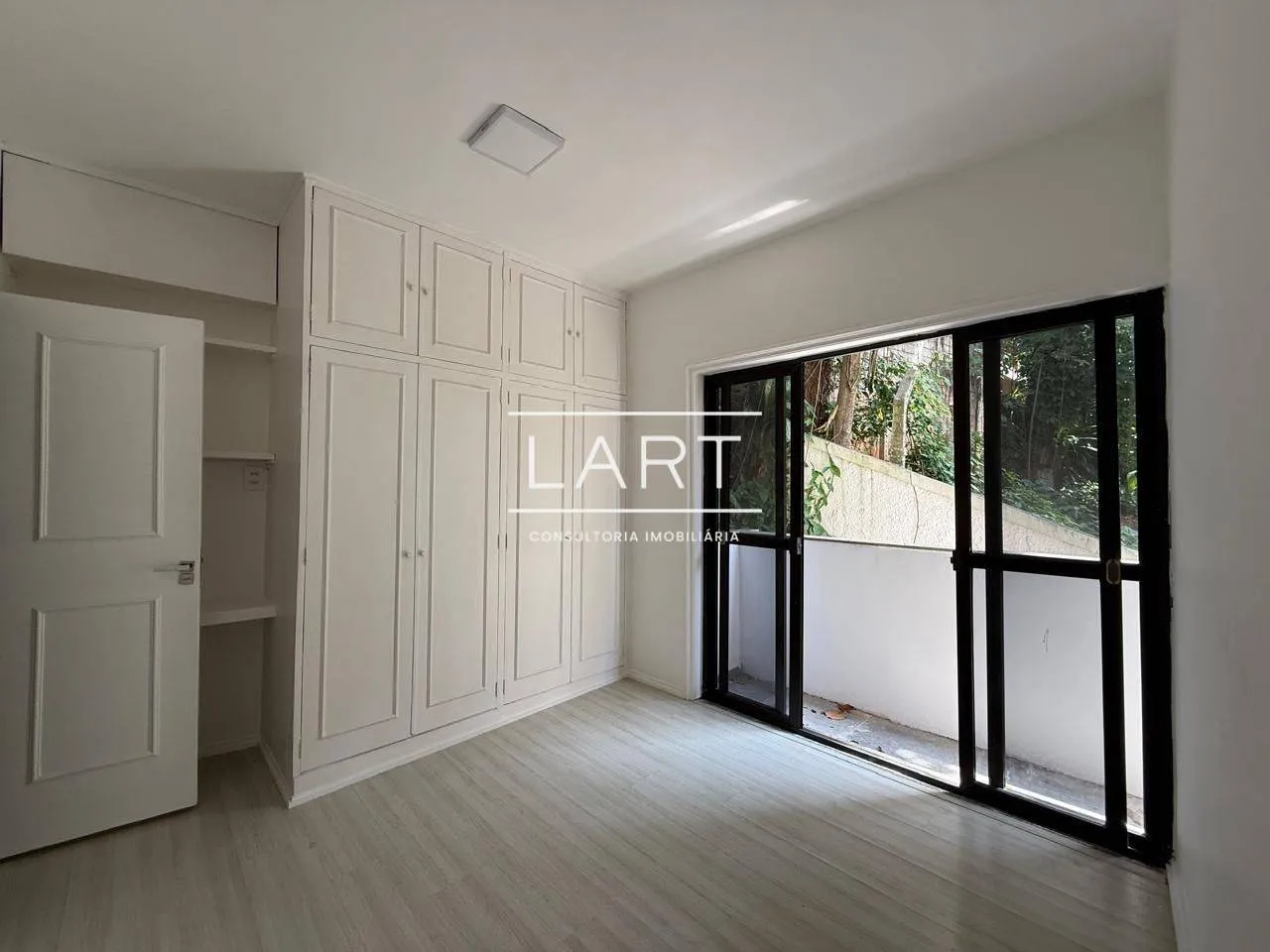 Apartment on the 6th floor with a glass-enclosed balcony — photo 10