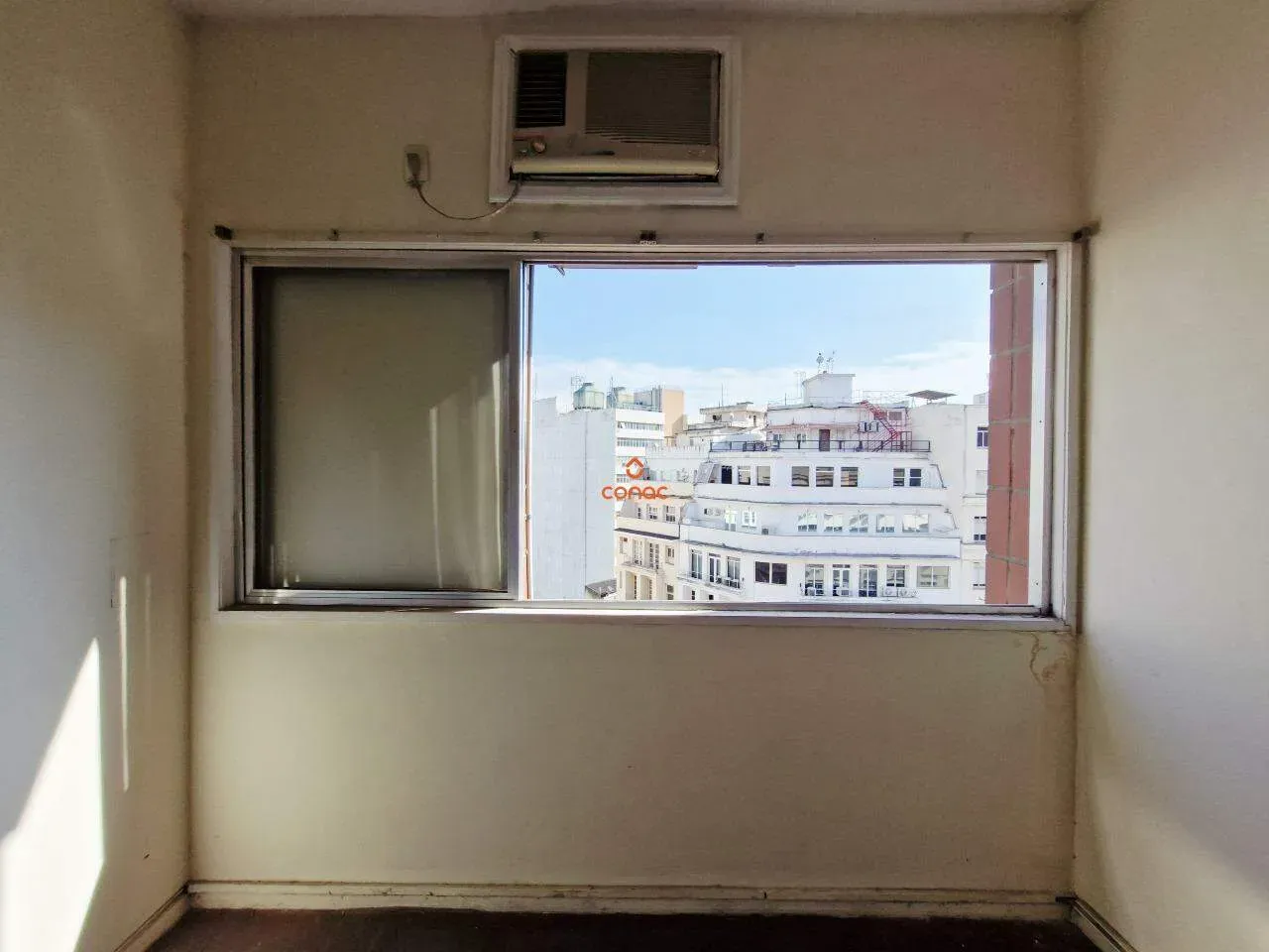 Apartamento de 1 quarto com piso de madeira ou laminado — photo 12