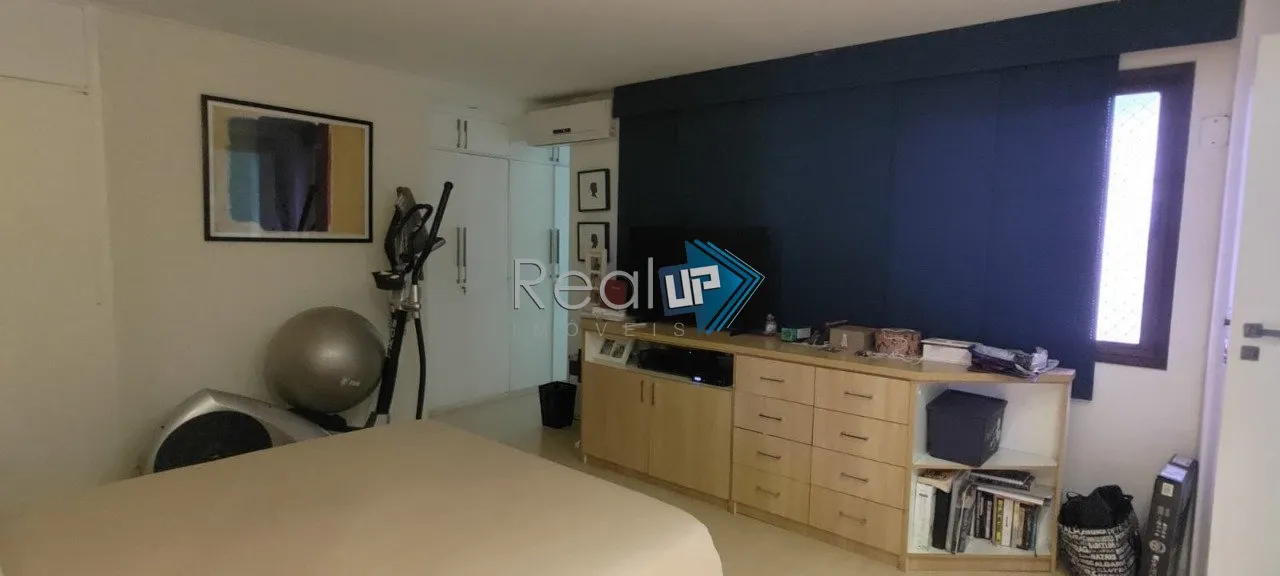 Unfurnished apartment with 3 bedrooms and a glazed balcony — photo 23