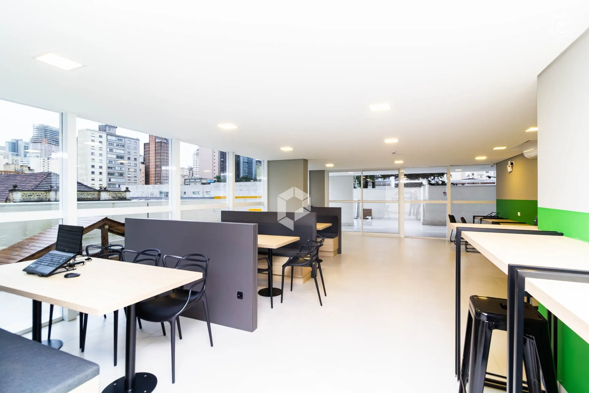 Furnished 1-bedroom apartment with balcony — photo 24