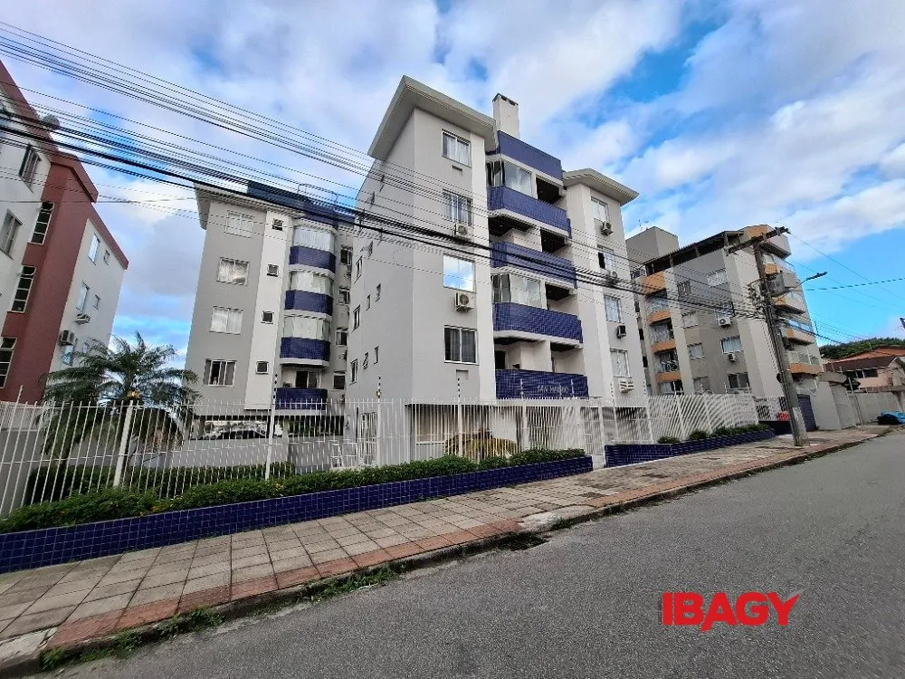 Furnished 93 m² apartment with 2 bedrooms and suite — photo 17