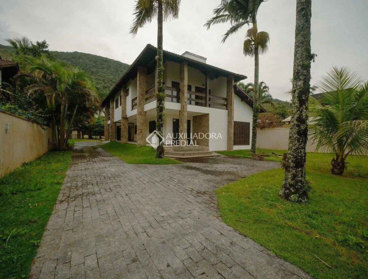 1723 m² house with a bathtub and a grill on the balcony — photo 7